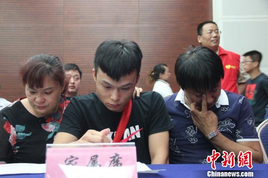 图为相隔20多年后的团聚。 阿琳娜 摄 图为相隔20多年后的团聚。 阿琳娜 摄
