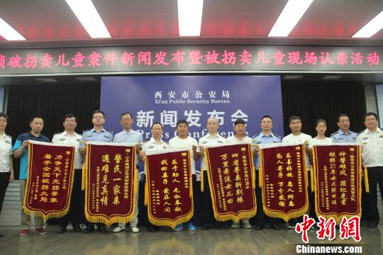 图为赠送锦旗。 阿琳娜 摄 图为赠送锦旗。 阿琳娜 摄