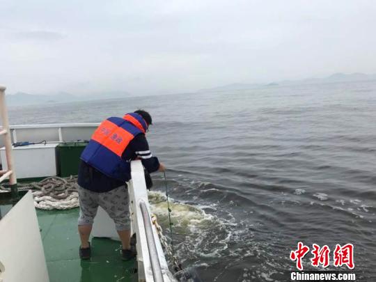 图为工作人员在采集水样 浙江省海洋与渔业局供图 摄 图为工作人员在采集水样 浙江省海洋与渔业局供图 摄