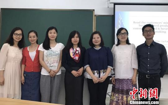 青年学者陆璐(左四)与南开大学师生交流。 马超 摄 青年学者陆璐(左四)与南开大学师生交流。 马超 摄