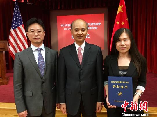 美国天普大学青年学者陆璐(右一)。(资料图) 钟欣 摄 美国天普大学青年学者陆璐(右一)。(资料图) 钟欣 摄