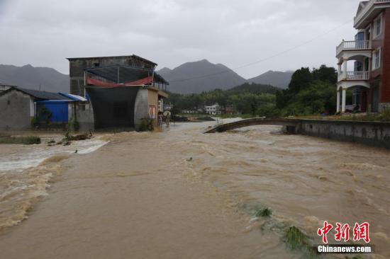 6月23日,湖北省咸宁市崇阳县突降暴雨,降水量达100毫米以上,致城区多处内涝。官易洲 摄 6月23日,湖北省咸宁市崇阳县突降暴雨,降水量达100毫米以上,致城区多处内涝。官易洲 摄