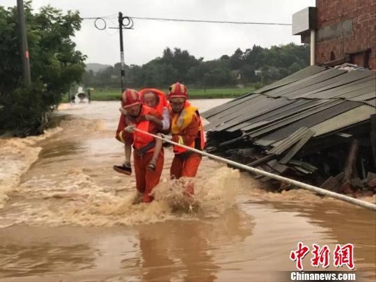武警官兵营救常德津市药山镇被困人员 民政供图 摄 武警官兵营救常德津市药山镇被困人员 民政供图 摄