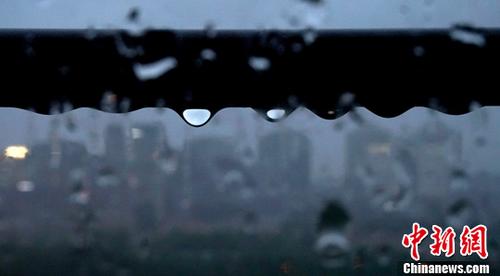 6月23日,雨中的北京。6月22日晚间至23日,北京持续降雨。记者 侯宇 摄 6月23日,雨中的北京。6月22日晚间至23日,北京持续降雨。记者 侯宇 摄
