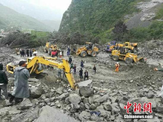 图为大型机械已赶往现场,投入救援。 四川省交通运输厅 供图 图为大型机械已赶往现场,投入救援。 四川省交通运输厅 供图