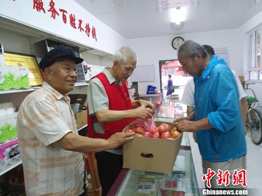 针对小区居民老人居多、出门购物不便的状况,老党员、志愿者每天义务去市场批发日常生活用品,回到小区平价卖给小区居民。图为红巾社区80多岁志愿者卖菜给小区居民。 赵桂华 摄 针对小区居民老人居多、出门购物不便的状况,老党员、志愿者每天义务去市场批发日常生活用品,回到小区平价卖给小区居民。图为红巾社区80多岁志愿者卖菜给小区居民。 赵桂华 摄