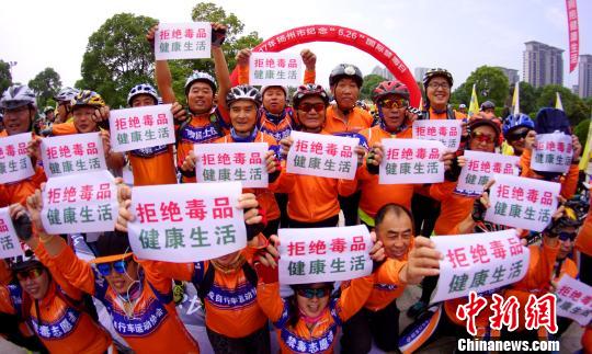 图为禁毒志愿者手拿禁毒标语,倡导民众珍爱生命,拒绝毒品。 崔佳明 摄 图为禁毒志愿者手拿禁毒标语,倡导民众珍爱生命,拒绝毒品。 崔佳明 摄