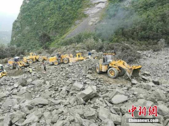 图为大型机械已赶往现场,投入救援。 四川省交通运输厅 供图 图为大型机械已赶往现场,投入救援。 四川省交通运输厅 供图