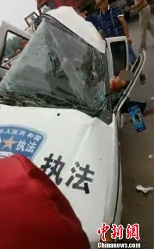 图为执法车被撞得面目全非,损毁严重。 李贯阳 摄 图为执法车被撞得面目全非,损毁严重。 李贯阳 摄