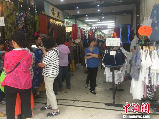 24日,北京“动批”万容天地市场正式启动疏解,开始大甩卖。 曾鼐 摄 24日,北京“动批”万容天地市场正式启动疏解,开始大甩卖。 曾鼐 摄