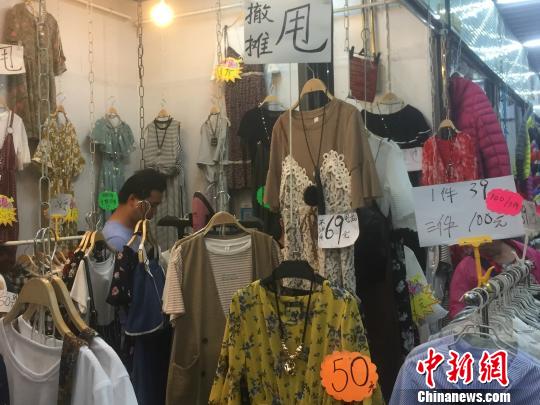 24日,北京“动批”万容天地市场正式启动疏解,开始大甩卖。 曾鼐 摄 24日,北京“动批”万容天地市场正式启动疏解,开始大甩卖。 曾鼐 摄