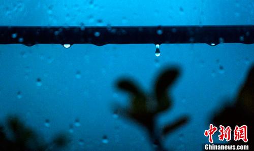 6月23日,雨中的北京。6月22日晚间至23日,北京持续降雨。记者 侯宇 摄 6月23日,雨中的北京。6月22日晚间至23日,北京持续降雨。记者 侯宇 摄