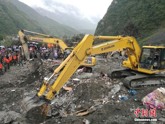 图为大型机械在现场救援。 钟欣 摄 图为大型机械在现场救援。 钟欣 摄