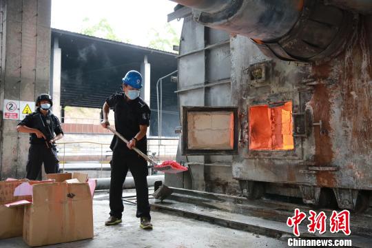 图为警方销毁毒品。 李睿婕 摄 图为警方销毁毒品。 李睿婕 摄