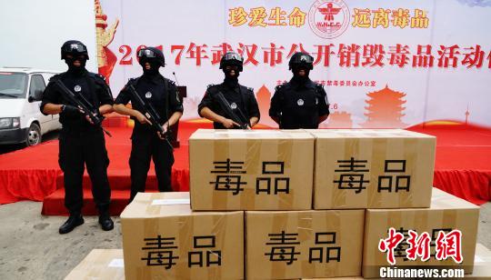 图为,警方销毁毒品现场 冯威 摄 图为,警方销毁毒品现场 冯威 摄