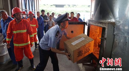 图为,销毁毒品现场 冯威 摄 图为,销毁毒品现场 冯威 摄