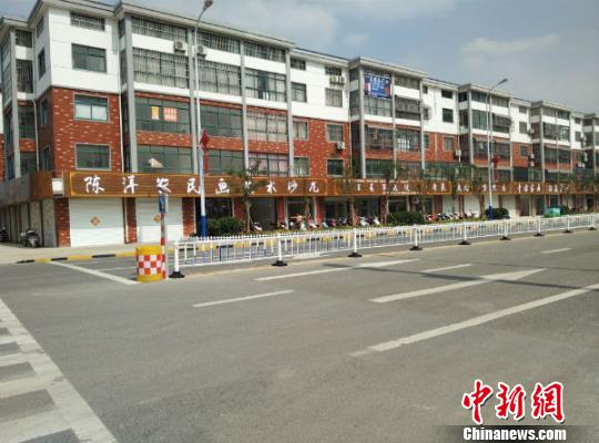 射阳县经济开发区晨阳安置小区的农民画创业街,一字排开的农民画创作室。 于从文 摄 射阳县经济开发区晨阳安置小区的农民画创业街,一字排开的农民画创作室。 于从文 摄