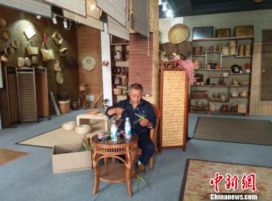 射阳县晨阳安置小区的非遗草编门市,老艺人正在制作手工艺品。 于从文 摄 射阳县晨阳安置小区的非遗草编门市,老艺人正在制作手工艺品。 于从文 摄