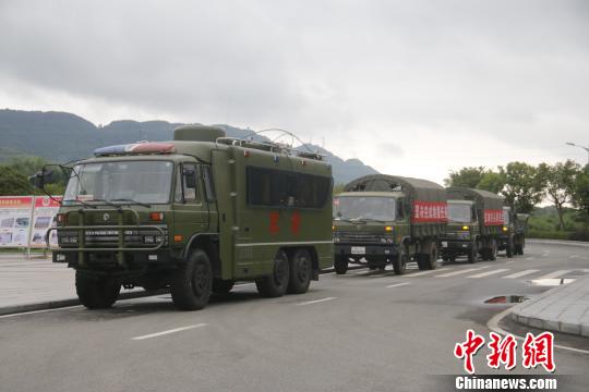 图为出发前往一线的移动通讯车和运兵车。 师勇勇 摄 图为出发前往一线的移动通讯车和运兵车。 师勇勇 摄
