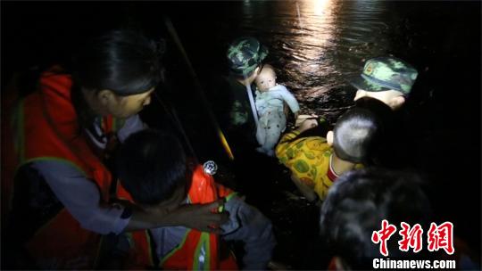 消防官兵紧急转移老人、婴儿等受灾人员 官易洲 摄 消防官兵紧急转移老人、婴儿等受灾人员 官易洲 摄