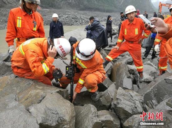 图为救援人员使用生命探测设备救援。 钟欣 摄 图为救援人员使用生命探测设备救援。 钟欣 摄
