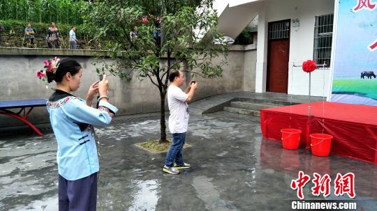 通水仪式上,毛都塘村村民拍照留念。 徐志雄 摄 通水仪式上,毛都塘村村民拍照留念。 徐志雄 摄