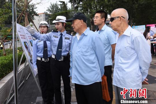 图为廊坊交警一大队女子中队民警向民众讲解交通安全知识。 宋寿涛 摄 图为廊坊交警一大队女子中队民警向民众讲解交通安全知识。 宋寿涛 摄