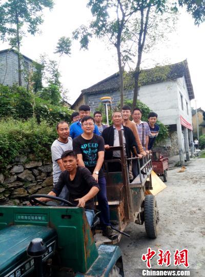 李广军(二排右一)邀请专家为毛都塘村把脉。 邹敏 摄 李广军(二排右一)邀请专家为毛都塘村把脉。 邹敏 摄