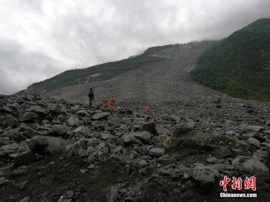 图为救援现场。 记者 安源 摄 图为救援现场。 记者 安源 摄