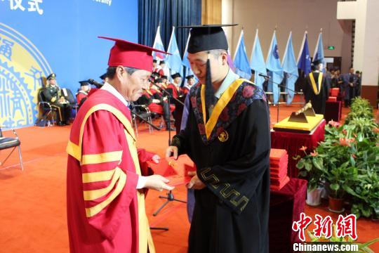 图为颁发证书。 梅镱泷 摄 图为颁发证书。 梅镱泷 摄