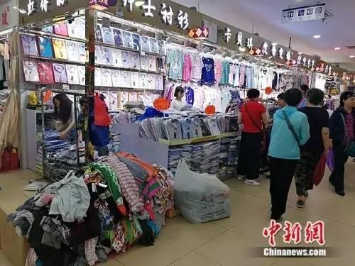 天意小批发市场内进行甩货(来源: 摄影:张尼) 天意小批发市场内进行甩货(来源: 摄影:张尼)