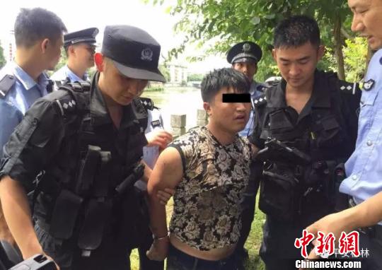 嫌疑人行凶后企图跳江逃跑,被迅速赶到现场的民警包围并抓获。 桂林警方 摄 嫌疑人行凶后企图跳江逃跑,被迅速赶到现场的民警包围并抓获。 桂林警方 摄