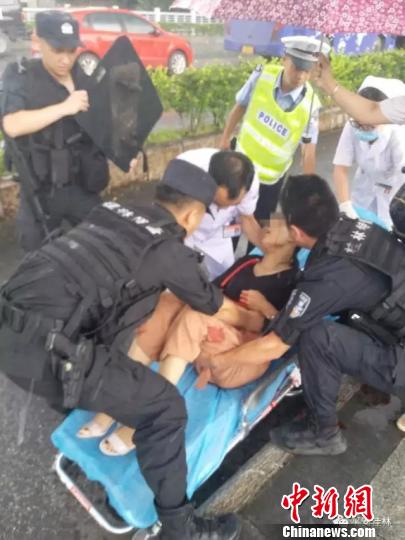 民警和医护人员通力合作对伤者进行救治。 桂林警方 摄 民警和医护人员通力合作对伤者进行救治。 桂林警方 摄