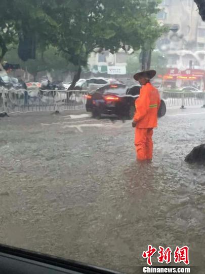 在兰溪府前路人社局路段,因地势极期低洼,暴雨过后有积水,且路边一窨井盖不见踪影。一名环卫工人发现情况后,站在水中好几个小时,指挥车辆和行人避开该处,以免发生意外。 兰溪宣传部提供 在兰溪府前路人社局路段,因地势极期低洼,暴雨过后有积水,且路边一窨井盖不见踪影。一名环卫工人发现情况后,站在水中好几个小时,指挥车辆和行人避开该处,以免发生意外。 兰溪宣传部提供 摄