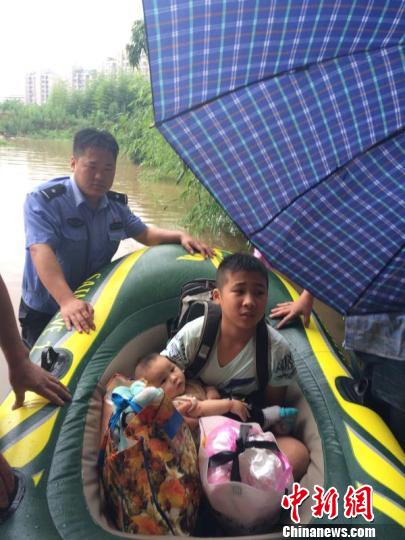 民警用橡皮艇转移民众。兰溪宣传部提供 民警用橡皮艇转移民众。兰溪宣传部提供