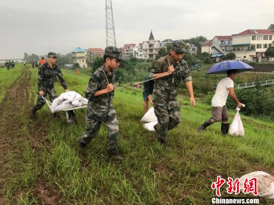 部队官兵正在抗洪救险。兰溪宣传部提供 部队官兵正在抗洪救险。兰溪宣传部提供