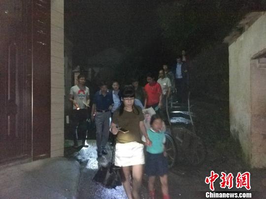 积极转移民众。兰溪宣传部提供 积极转移民众。兰溪宣传部提供