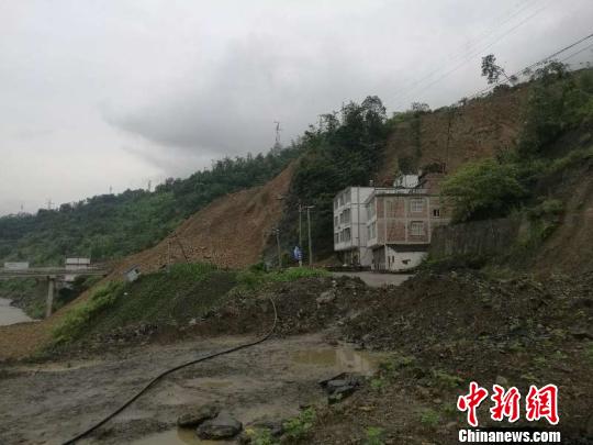 图为盐津县山体滑坡远景 钟欣 摄 图为盐津县山体滑坡远景 钟欣 摄