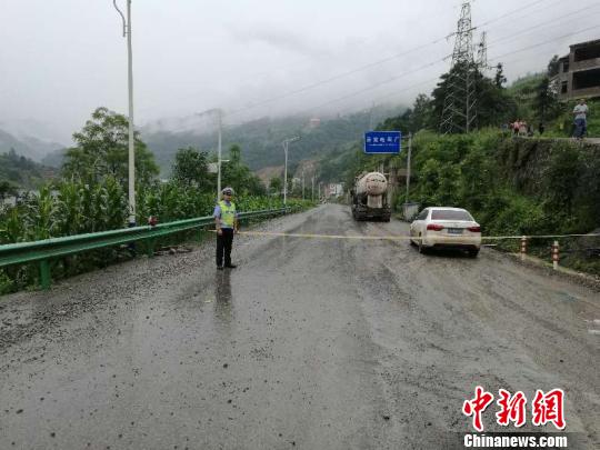 图为山体滑坡后公安人员拉起警戒线 钟欣 摄 图为山体滑坡后公安人员拉起警戒线 钟欣 摄