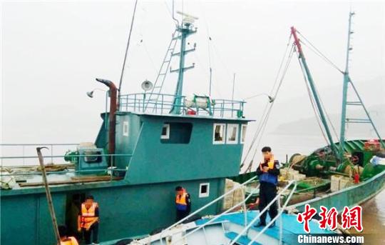 图为执法人员执法现场。宁波市象山县海洋与渔业局供图 图为执法人员执法现场。宁波市象山县海洋与渔业局供图