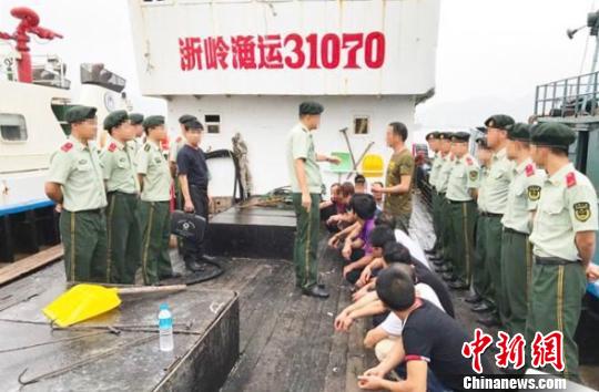 图为执法人员查扣现场。宁波市象山县海洋与渔业局供图 图为执法人员查扣现场。宁波市象山县海洋与渔业局供图