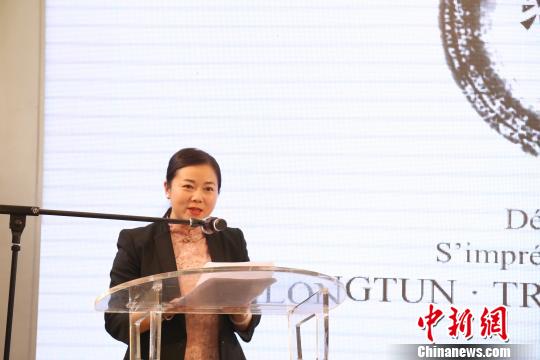 图为遵义市汇川区区委常委、宣传部部长赵薇做海龙囤文化推介。 李克 摄 图为遵义市汇川区区委常委、宣传部部长赵薇做海龙囤文化推介。 李克 摄