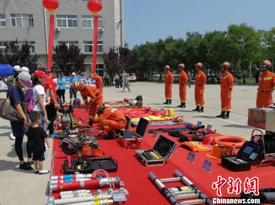 图为消防官兵向现场群众、粉丝展示消防装备。 宋敏涛 摄 图为消防官兵向现场群众、粉丝展示消防装备。 宋敏涛 摄