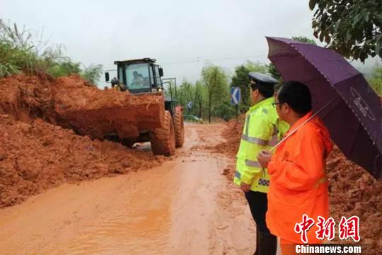 龙游县境内多处公路山体塌方,导致222省道及县道公路沐梧线交通中断 胡跃文 摄 龙游县境内多处公路山体塌方,导致222省道及县道公路沐梧线交通中断 胡跃文 摄