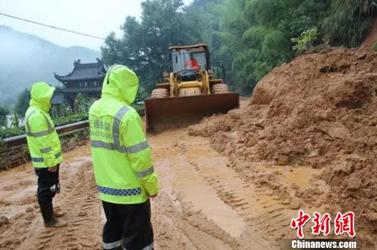 龙游县境内多处公路山体塌方,导致222省道及县道公路沐梧线交通中断 胡跃文 摄 龙游县境内多处公路山体塌方,导致222省道及县道公路沐梧线交通中断 胡跃文 摄