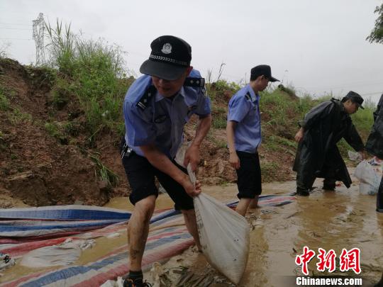 图为:民警抢修许埠大坝。 邵士明 摄 图为:民警抢修许埠大坝。 邵士明 摄