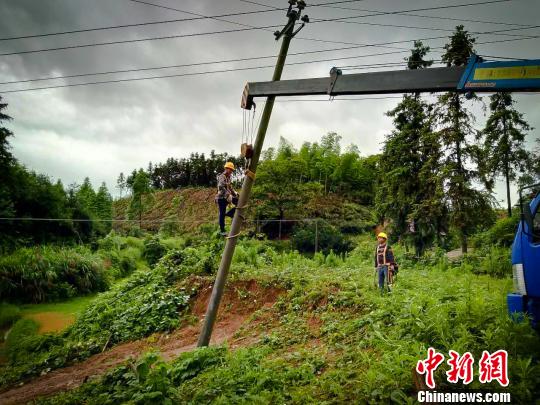 常德电力部门抢修人员雨中保电 彭浩 摄 常德电力部门抢修人员雨中保电 彭浩 摄