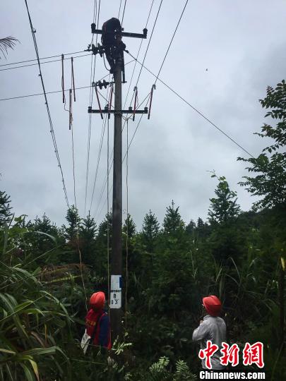 常德电力部门抢修人员雨中保电 刘太国 摄 常德电力部门抢修人员雨中保电 刘太国 摄