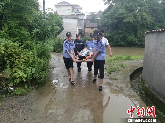 图为:转移许埠村民。 邵士明 摄 图为:转移许埠村民。 邵士明 摄