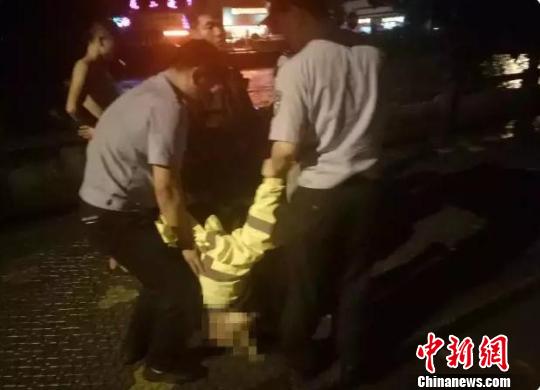 图为:民警救下轻生女子。 浦江公安供图 摄 图为:民警救下轻生女子。 浦江公安供图 摄